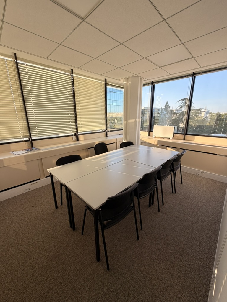 Salle polyvalente avec ordinateurs portables